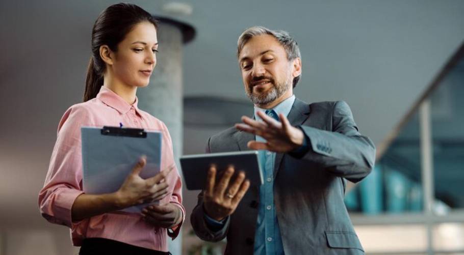 Représentant du développement commercial personnalisant son discours à un client potentiel.