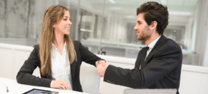 dos personas firmando un acuerdo de ventas en la oficina